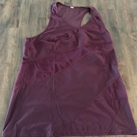 Lululemon V-neck Mesh Patterned Racer Back - Picture 4 of 4